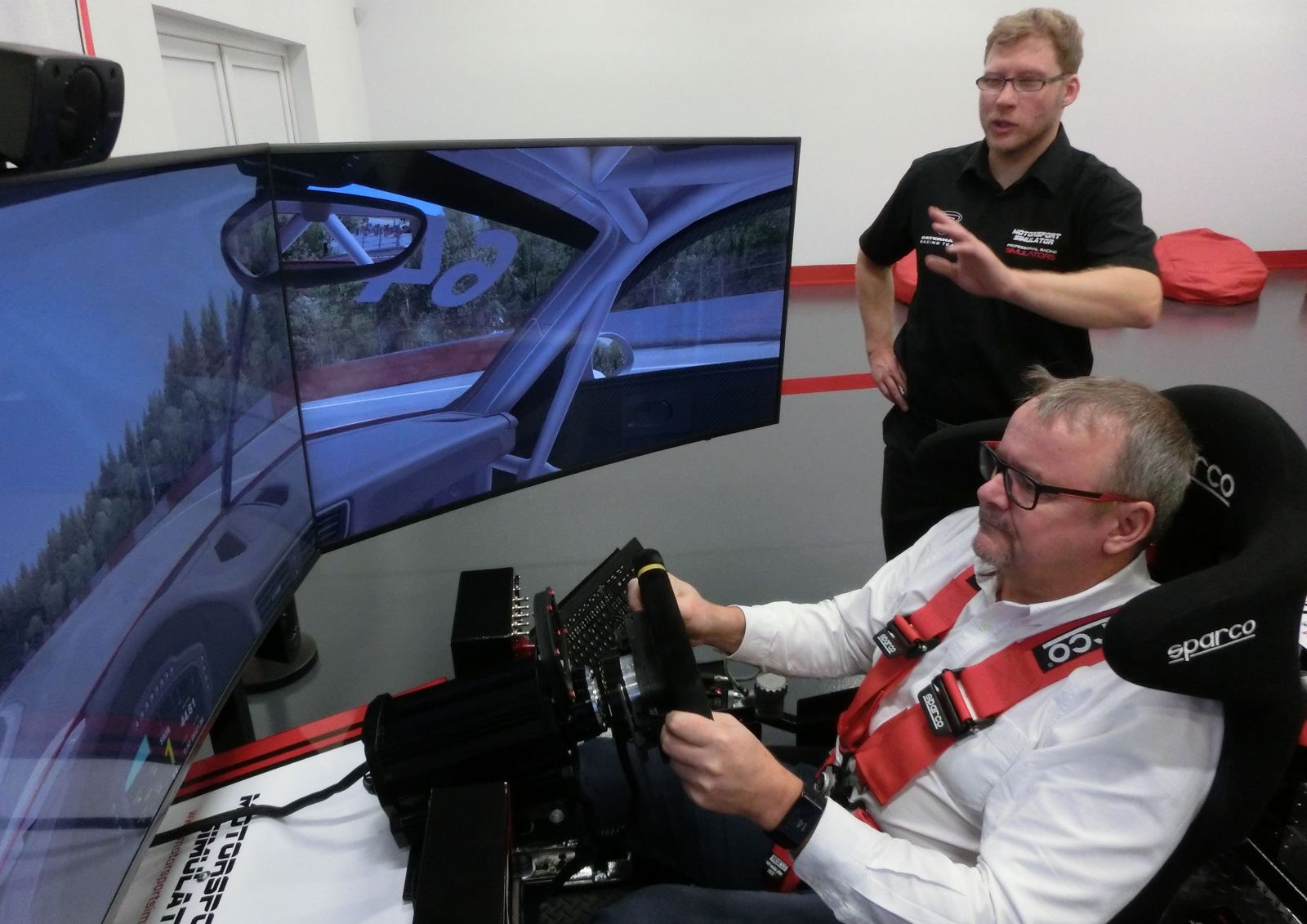 Pod vedením Petra Lisy si ministr vyzkoušel simulovanou jízdu v závodním autě.